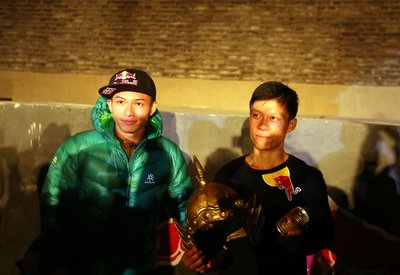 速度攀岩世界杯年度总冠军钟齐鑫为冠军何意瑜颁奖