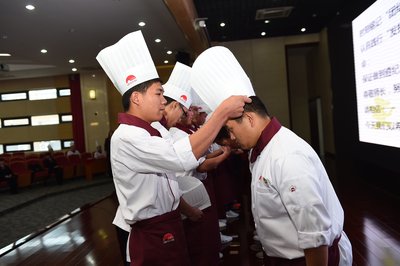 李锦记希望厨师老生代表为新生代表戴上厨师帽