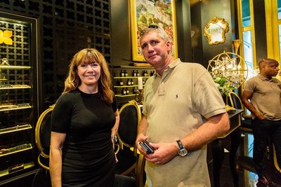 Fragrance Du Bois品牌總監Nicola Parker和日內瓦州經濟發展官員Michael Kleiner出席在Fragrance Du Bois位於浮爾頓酒店的旗艦精品店舉行的招待會