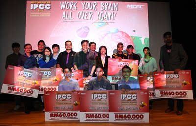 Multimedia Development Corporation (MDeC) Chief Operating Officer Dato’ Ng Wan Peng (standing fifth from right) with the winners of the MSC Malaysia Intellectual Property Creators Challenge 2015 competition.
