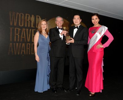 At the award ceremony of the World Travel Awards 2015 yesterday, Mr. Stanley Kan, Director of Service Delivery of Hong Kong Airlines (second on the right) received the award in the category of “Asia's Leading Inflight Service 2015” on stage