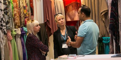 Business discussion between exhibitor and trade buyer