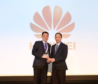 (Left) Jason Yu Qiang, Head of Products and Solutions, Huawei Enterprise Singapore is receiving award from Tan Hoon Chiang, CIO, National Institute of Education.