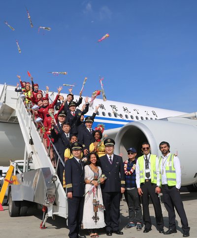 机组人员与当地民航工作人员共同祝贺首航成功