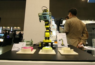 3D 프린팅을 통해 경량화가 이뤄진 맞춤제작 집게와 결합된 로보틱 암(Robotic Arm)