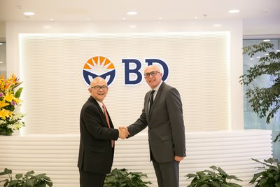 BD全球副总裁，大中华区总经理邓建民 （左）与 布鲁克CALID 事业集团总裁Juergen Srega（右）合影
