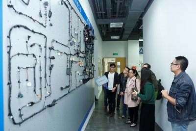 与会者参观TUV莱茵上海电磁兼容实验室