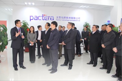 文思海辉顾维维（左一）、陈渝（左二）向政府考察团一行介绍公司情况