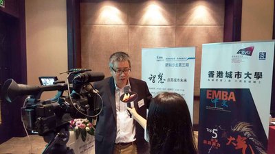 俞伟峰教授于现场接受媒体专访