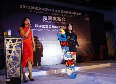 中国滑手何伟在“沸雪”新闻发布会为大家介绍滑雪项目
