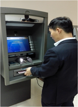 图为莱商银行试运行的国产操作系统ATM