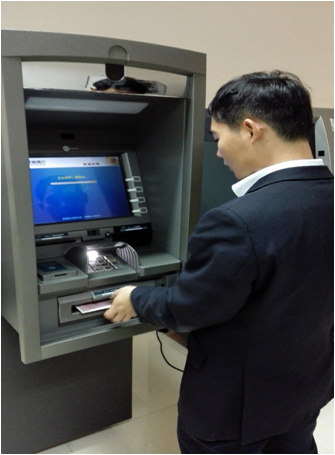 圖為萊商銀行試運(yùn)行的國(guó)產(chǎn)操作系統(tǒng)ATM