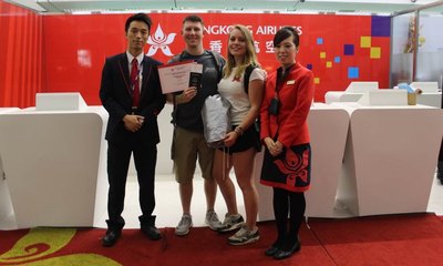 航班起飞前，所有乘搭首航的旅客均获得一份首航证书以及精美纪念品，以感谢他们对新航线的支持，香港航空机组人员及所有乘客一起合影庆祝。