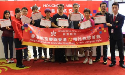 航班起飞前，所有乘搭首航的旅客均获得一份首航证书以及精美纪念品，以感谢他们对新航线的支持，香港航空机组人员及所有乘客一起合影庆祝。