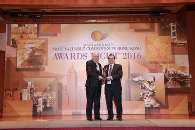 Jime Essink, President & CEO of UBM Asia, (on the right) receives 'Asia's Most Reliable Trade Show Organiser Award'