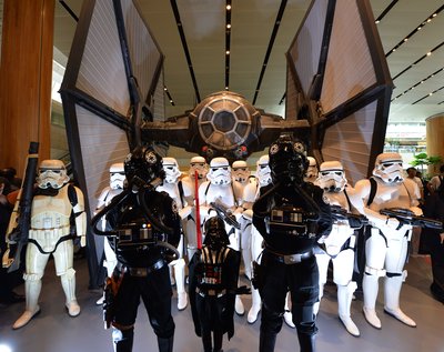 《星球大战》X翼战斗机与TIE战斗机空降新加坡樟宜机场