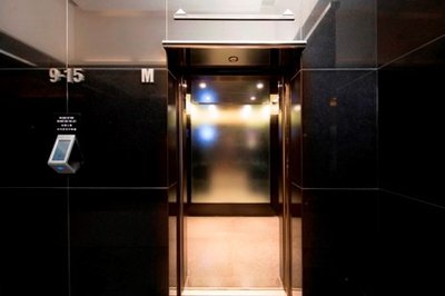 迅達升降機（香港）採用最新一代PORT技術為鷹君中心的傳統電梯換上現代化的電梯系統，大幅節省了能源、提升了性能和乘坐體驗、提高了安全性並減少了維護停機時間。