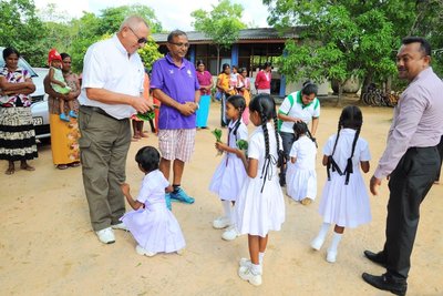 亚洲种植园资本公司首席执行官Barry Rawlinson先生和亚洲种植园资本公司客户Satianathan先生为Morapathawa Primary School的孩子们祈福。