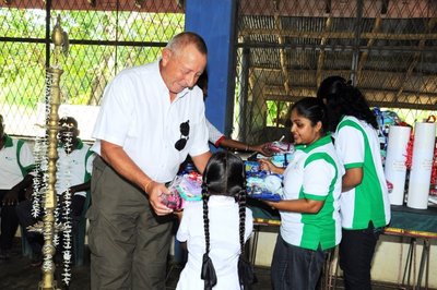 En. Barry Rawlinson, Ketua Pegawai Eksekutif Asia Plantation Capital, menyampaikan hadiah tajaan kepada kanak-kanak Sekolah Rendah Morapathawa.