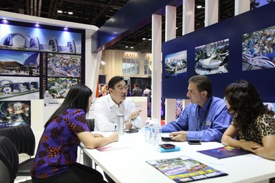 2015 IAAPA展会梦东方展台（NO.1878）中，梦东方总裁杨蕾正在与到访公司洽谈合作