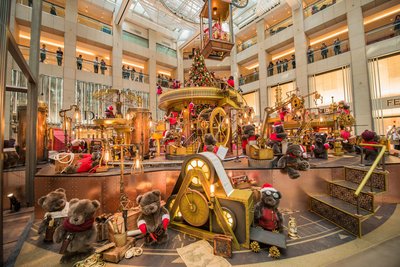 置地广场于这个圣诞化身成80只圣诞小熊的家，它们携同壮观华丽的许愿装置远道而来，为置地广场的顾客实现梦想。