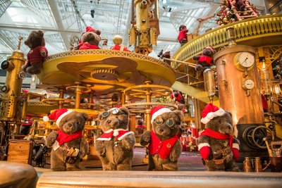 置地廣塲於這個聖誕化身成80隻聖誕小熊的家，牠們攜同壯觀華麗的許願裝置遠道而來，為置地廣塲的顧客實現夢想。