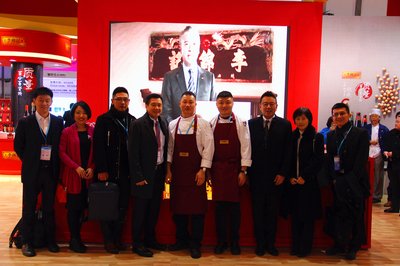 李锦记中国区销售与市场总裁蔡顺发（左四）与团队于展台前合影