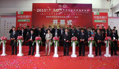 李锦记酱料集团企业事务副总裁孔君道（左一）与行业协会领导为开幕式剪彩