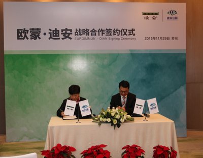 欧蒙中国副总裁李川先生（右）及迪安诊断高级副总裁徐敏女士（左）进行签约仪式