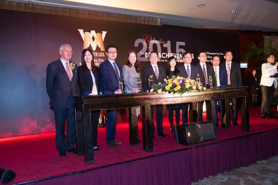 Mr. Allan Lam, Country President of ACE Life in Hong Kong (5th from left), and the senior management team of the company received the Benchmark Wealth Management Awards and pictured with the presenter Mr. Stuart Leckie, OBE (left).
