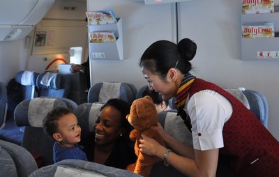 丰富的活动让机上的一对非洲母子乐在其中，乘务员为参与活动的小朋友赠送礼物。刘咏絮
