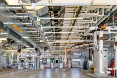 科学家们控制了室内环境质量，在锡拉丘兹卓越中心模拟参与者在常规及绿色建筑办公环境条件下对其进行测量。
