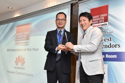 Alex Wang (left) , Vice President of Marketing Operation, Huawei Wireless, receives awards from Clement Teo, Senior Analyst, Asia Pacific, Forrester.