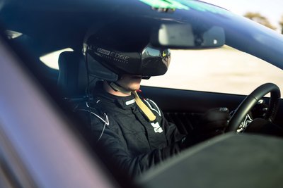 赛车手迈特·鲍沃斯戴着特制头盔驾驶汽车