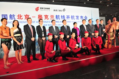 參加北京-奧克蘭航線開航發佈會的領導與當地民眾合影