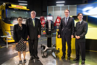 Automation and robotics take center stage at DHL Asia Pacific Innovation Center. From left: Pang Mei Yee, Vice President, Innovation, Solution Delivery & Service Management, DHL Customer Solutions & Innovation Asia Pacific; Bill Meahl, Chief Commercial Officer, DHL; Matthias Heutger, Senior Vice President, Strategy, Marketing & Innovation, DHL Customer Solutions & Innovation; Lee Eng Keat, Director, Logistics and Natural Resources, Singapore Economic Development Board
