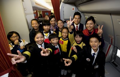 香港航空的空中服务员向学生们讲解客舱服务