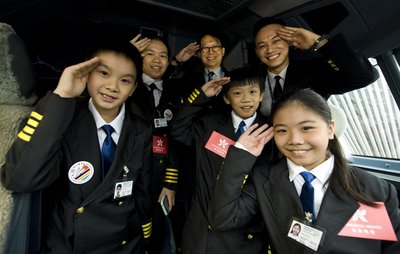 学生们登入香港航空的飞机驾驶舱，在香港航空机长的讲解下，了解飞机构造及运作