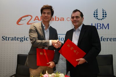 From left to right: James Dong (Alibaba), Jime Essink (UBM Asia)