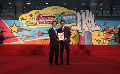Hong Kong Airlines cabin crew Pau Tak Che, Patrick earned the highest votes as “The Most Helpful Staff” in the category of airlines and passenger handling company at the “Give Me 5 in the Airport”