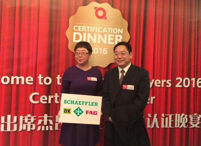 Dr. Zhang Yilin (right), CEO Schaeffler Greater China, and Ms. Liu Min (left), Senior Vice President HR Schaeffler Greater China, attended the awarding ceremony