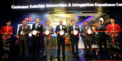 Y.B. Datuk Seri Dr. Mohd Salleh Said Keruak, Minister of Communications & Multimedia Malaysia (middle), Abraham Liu, CEO Huawei Malaysia(fourth from left) and Kevin Zhang, President Huawei Corporate Marketing (fourth from right) officially inaugurate the Huawei CSIC Opening Ceremony.