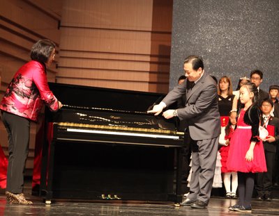 第七届施坦威全国青少年钢琴比赛总决赛业余组特等奖获得者王可一上台领奖