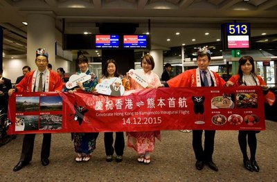 熊本县政府香港代表事务所西山英树所长更特地于登机闸口亲自欢送首航乘客，让他们在起程前预先感受到熊本县的摄人魅力。