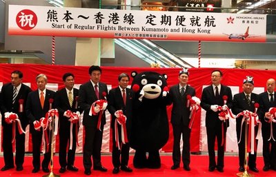 At the Aso Kumamoto Airport, a simple yet special inaugural ceremony of ribbon cutting and commemorative souvenirs exchange was officiated by Mr. Ikuo Kabashima, Governor of Kumamoto Prefecture and Mr. Stanley Kan to celebrate the arrival of the inaugural flight to Kumamoto.