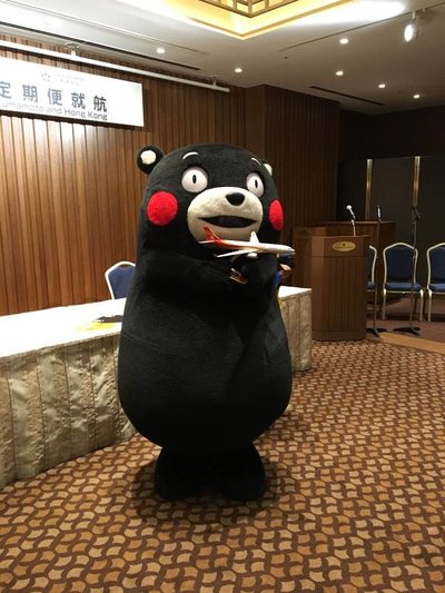 In the evening, the Kumamoto Prefectural Government and Hong Kong Airlines held a grand inaugural celebration dinner together. Both parties held a fruitful discussion on further strengthening ties between the two cities to foster growth in tourism and economic development. KUMAMON, Kumamoto Prefecture Sales Manager, was one of the officiating guests celebrating the event with gorgeous dance performances to mark the ending of the dinner with great success and enjoyment.