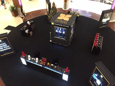 Dari pandangan atas: Fragrance Du Bois di Atrium Krismas Robinsons bermula 11 hingga 17 Disember di The Gardens Mall, Kuala Lumpur