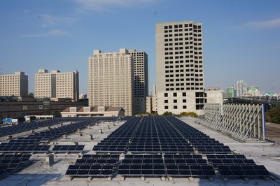 麦德龙上海普陀商场屋顶铺设了2800块太阳能发电板