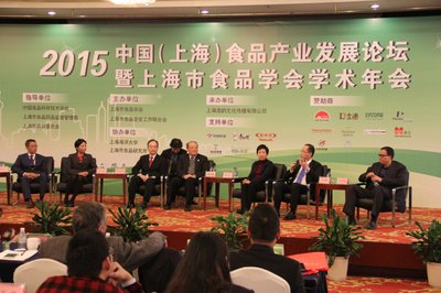 李锦记工业业务副总裁周承灏（右二）与食品业界代表交流讨论