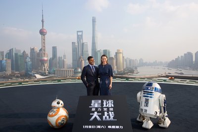 《星球大战：原力觉醒》上海造势-两大主角留影